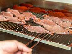 日本海屈指の漁場、青森県深浦の魚介類を新鮮なまま加工することできっとご満足いく商品がご提供できるものと信じております！