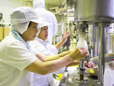 地元の人たちがひとつひとつ丁寧に愛情こめて製品化