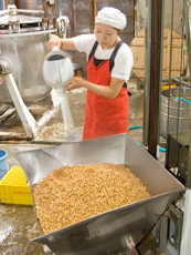 大豆と納豆菌だけを用い、丹念につくっております。