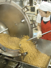 アメ色、適度な歯ごたえ、強い糸引きが良い納豆の条件。